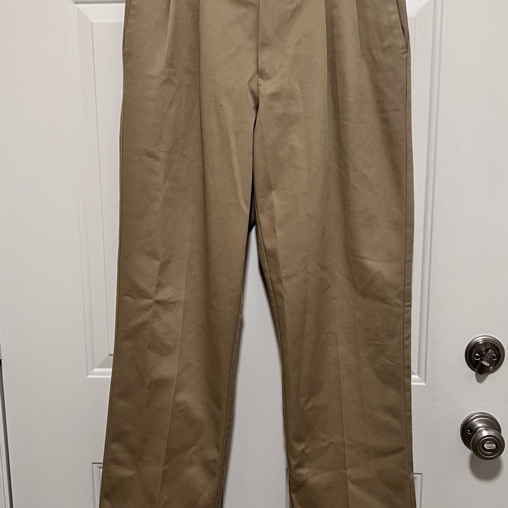 Roundtree & Yorke Khaki Pleated Chinos with loose fit 32x32